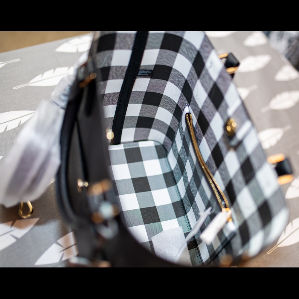 Michael Kors Greenwich purse. - Picture 2 of 2